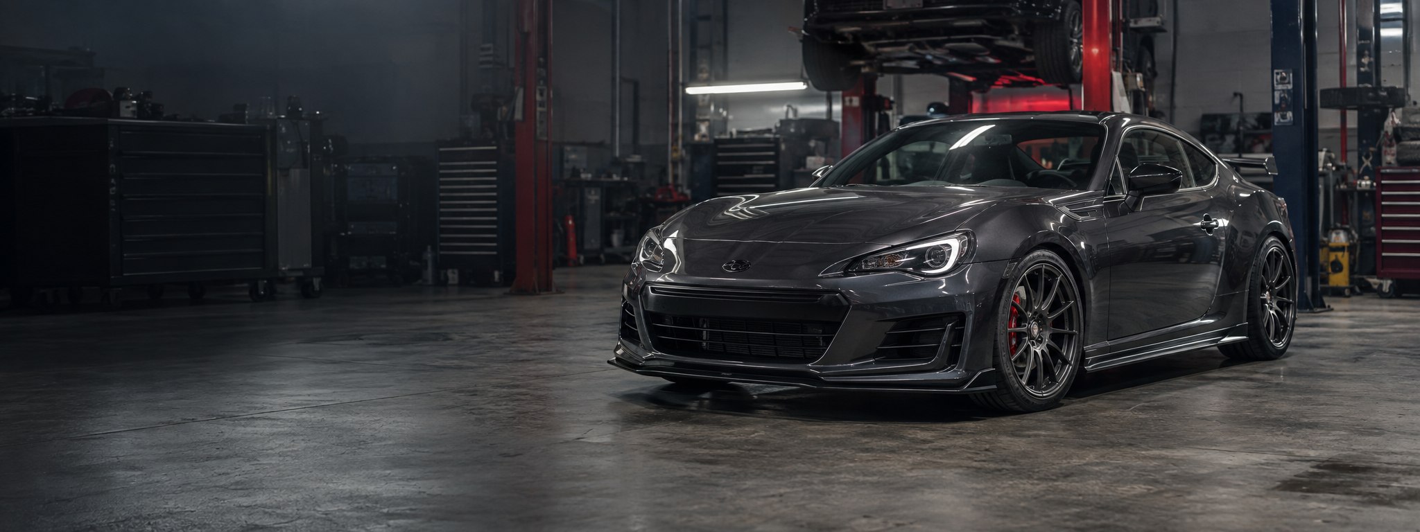 Samochód sportowy w warsztacie SRP Motorsport